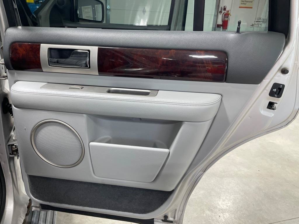 Used 2005 Lincoln Navigator Luxury AWD/4WD image 23