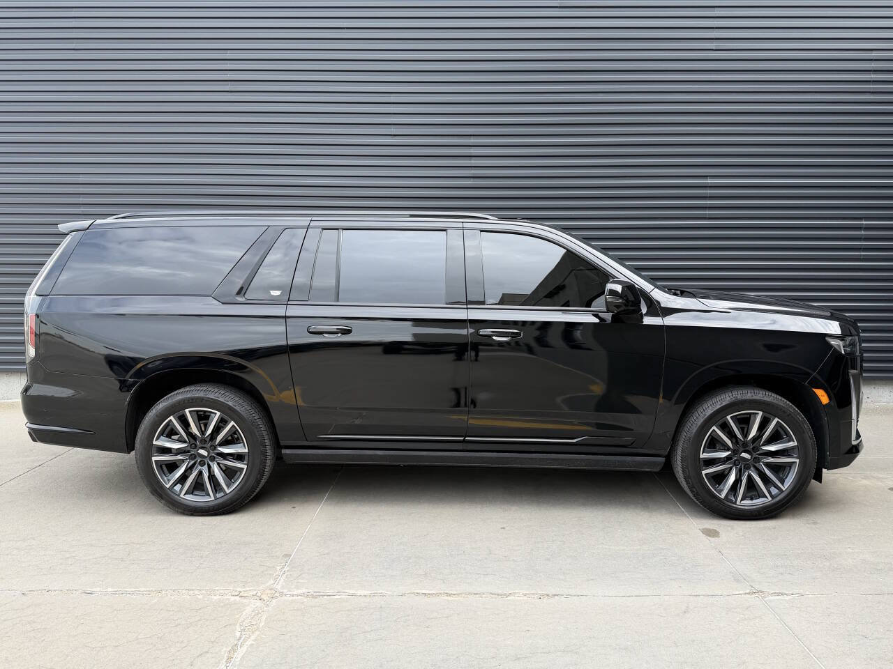 Used 2023 Cadillac Escalade ESV Sport Platinum w/ LPO, ONYX Package AWD/4WD image 10
