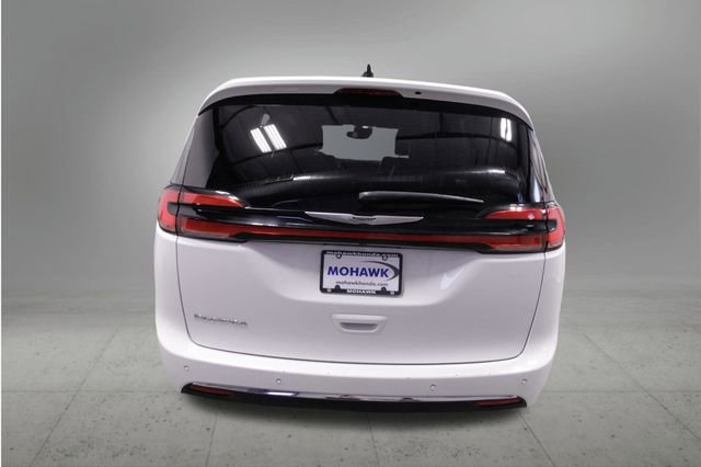 Used 2025 Chrysler Pacifica Select image 4