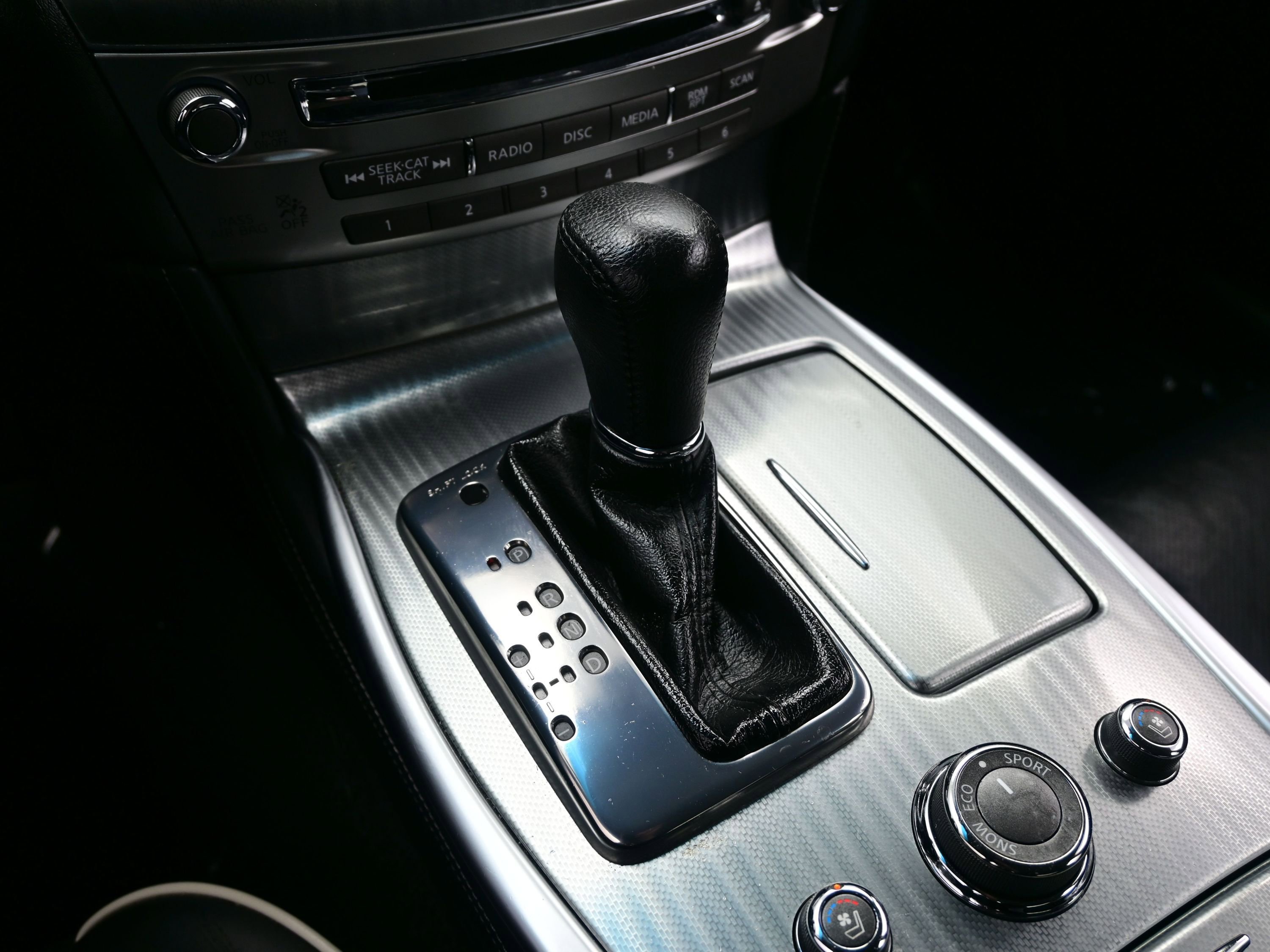 Used 2018 INFINITI Q70 Luxe image 23