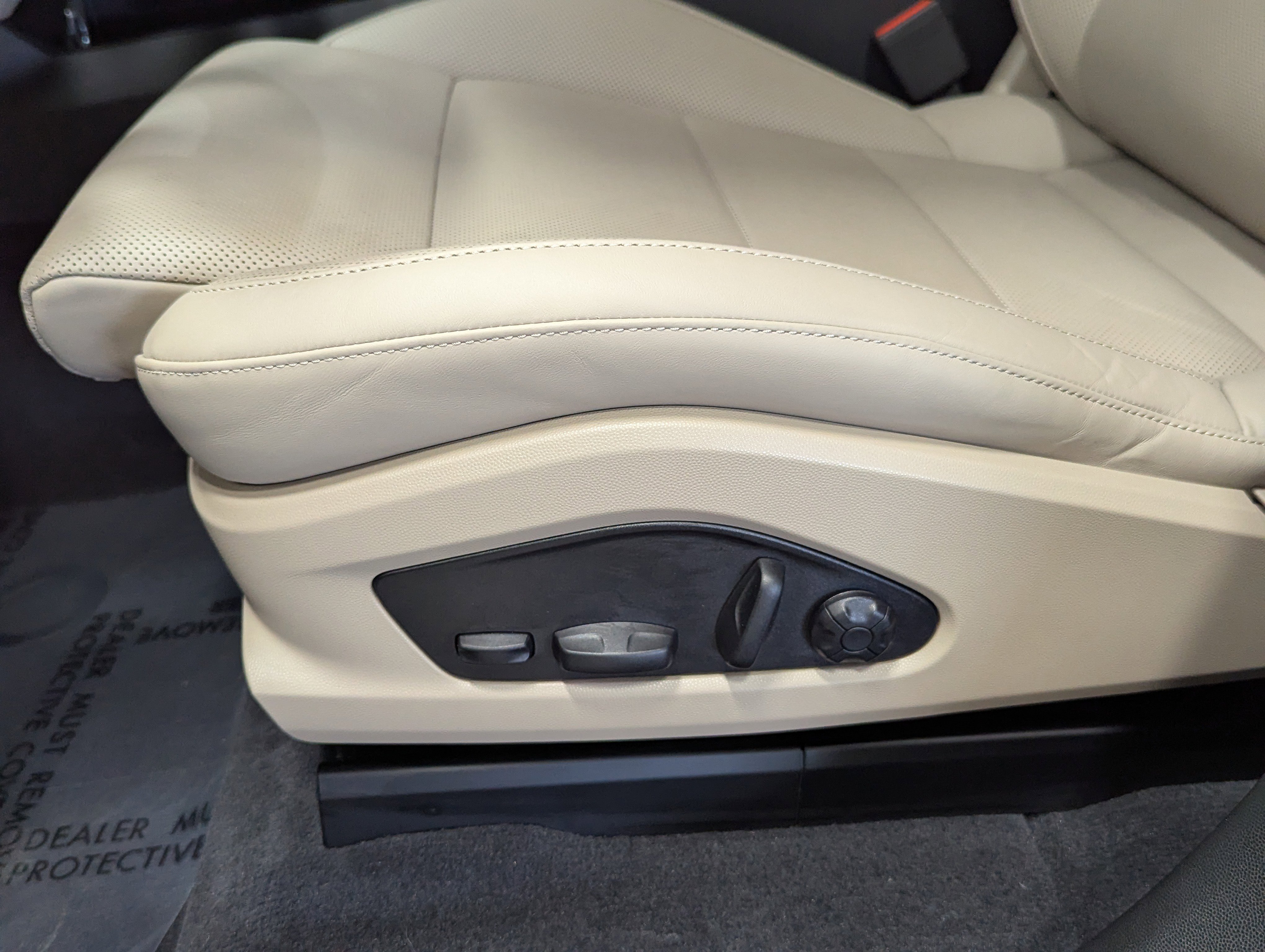 Certified 2025 Porsche Macan 4 Electric image 30