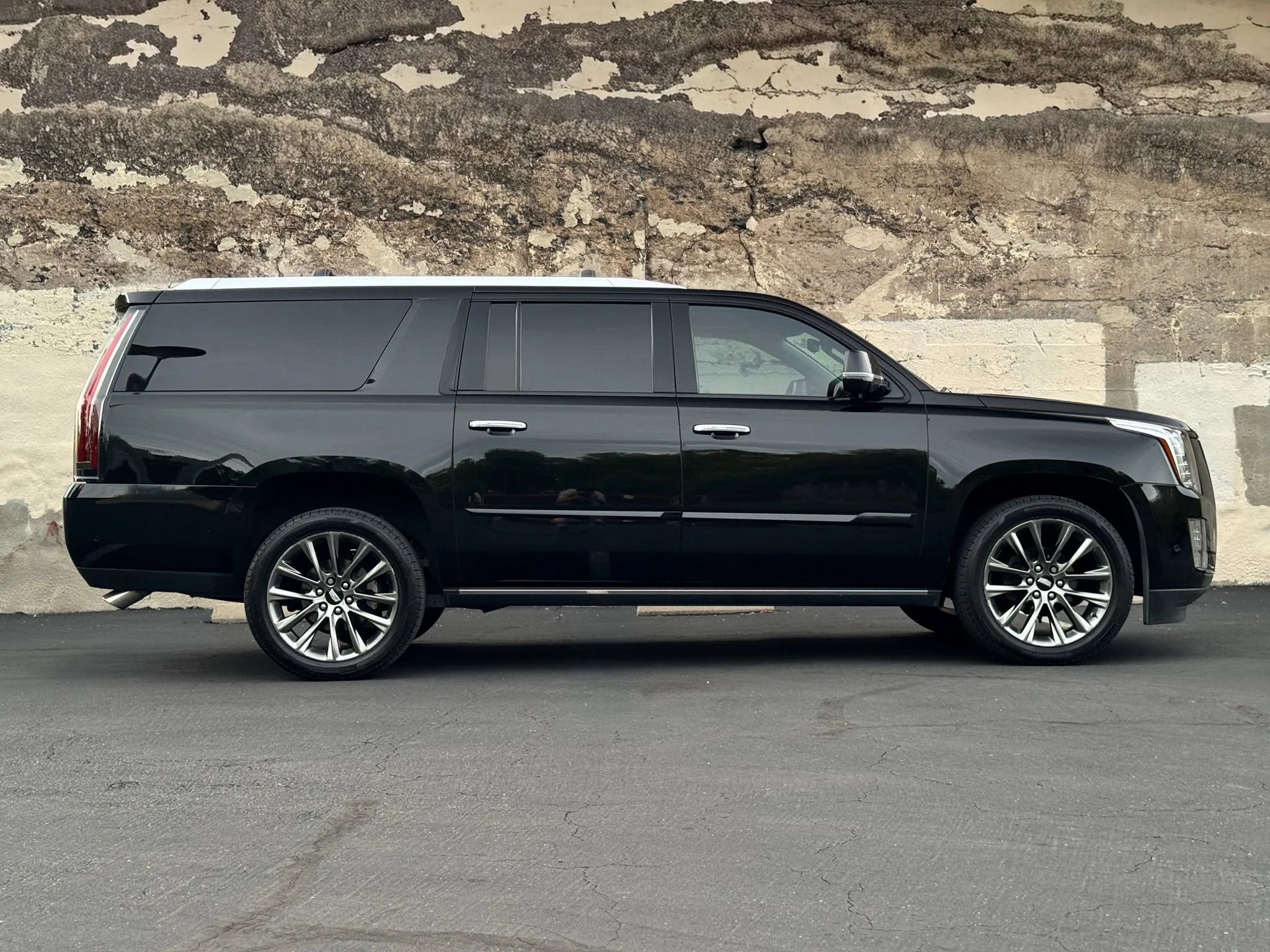 Used 2020 Cadillac Escalade ESV Premium Luxury w/ Escalade Sport Edition AWD/4WD image 6