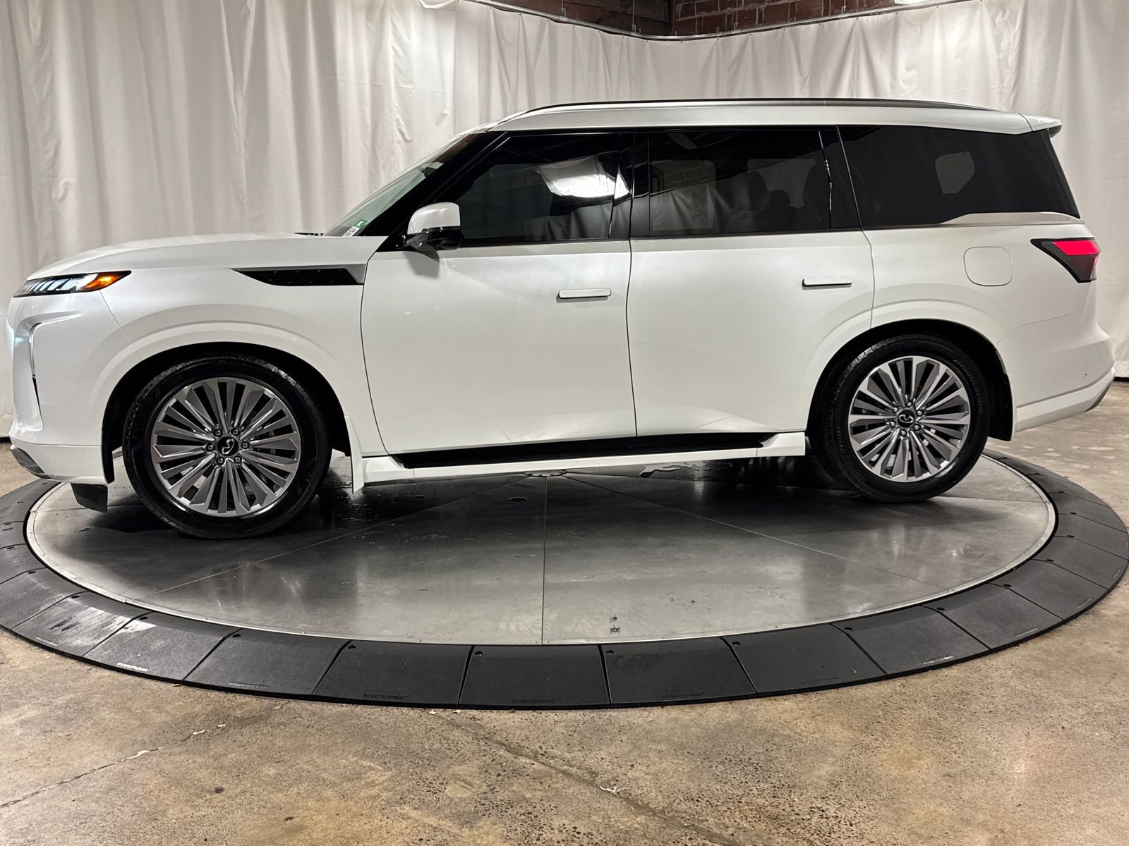 Used 2025 INFINITI QX80 Luxe AWD/4WD image 7