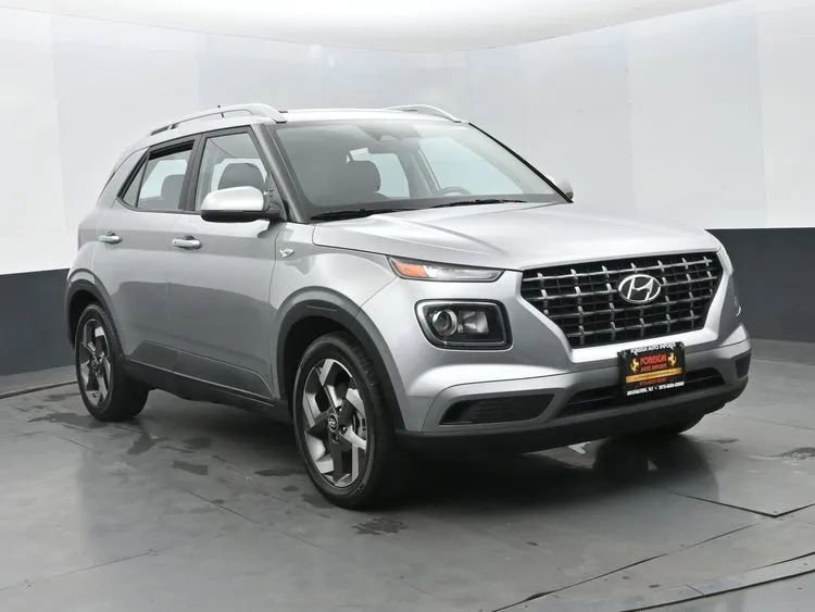 Used 2025 Hyundai Venue SEL FWD image 2