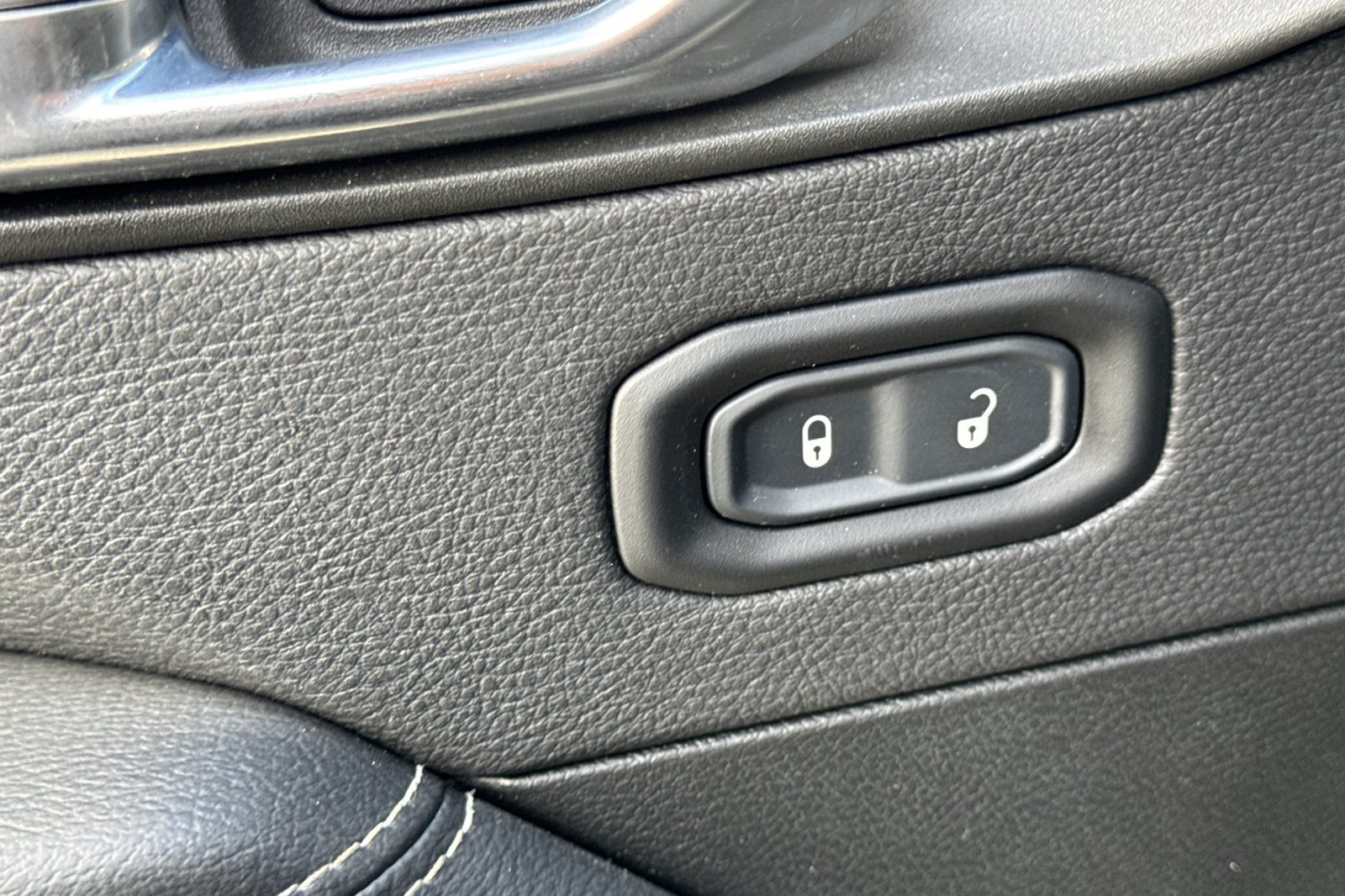 Used 2022 Jeep Wrangler Unlimited Sahara AWD/4WD image 12