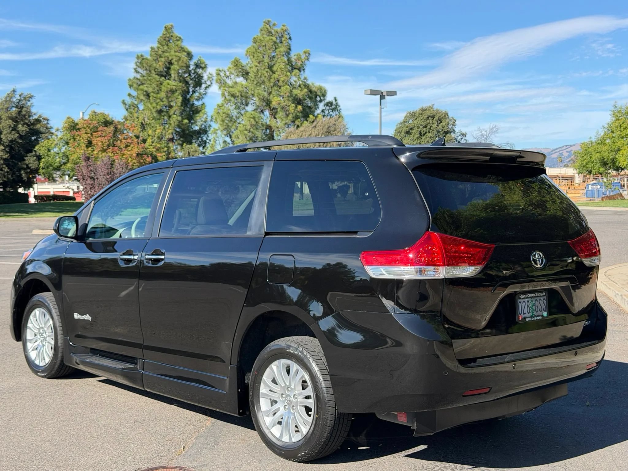 Used 2013 Toyota Sienna XLE w/ Premium Pkg FWD image 3