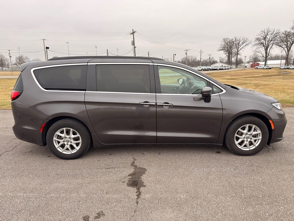 Used 2022 Chrysler Pacifica Touring-L image 6