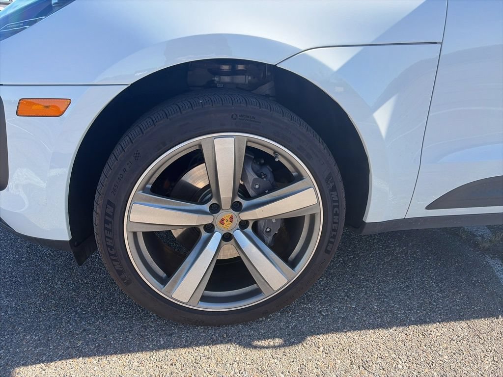 Used 2025 Porsche Macan AWD/4WD image 11