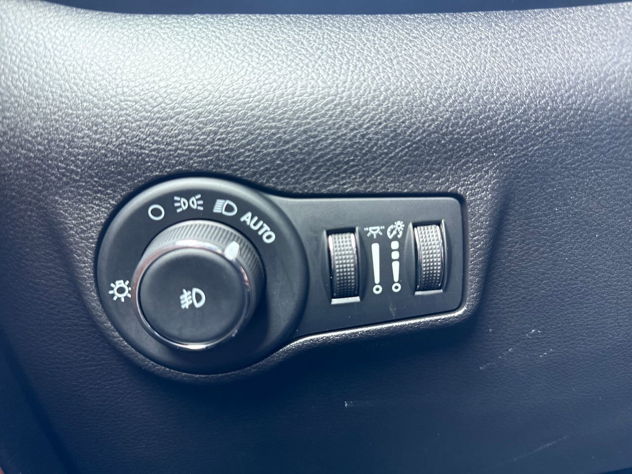 Used 2025 Jeep Compass Limited w/ Sun & Sound Group image 29