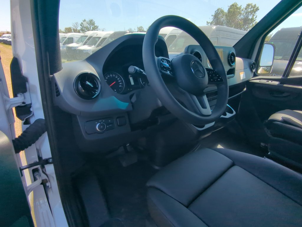 Used 2024 Mercedes-Benz Sprinter 2500 image 2