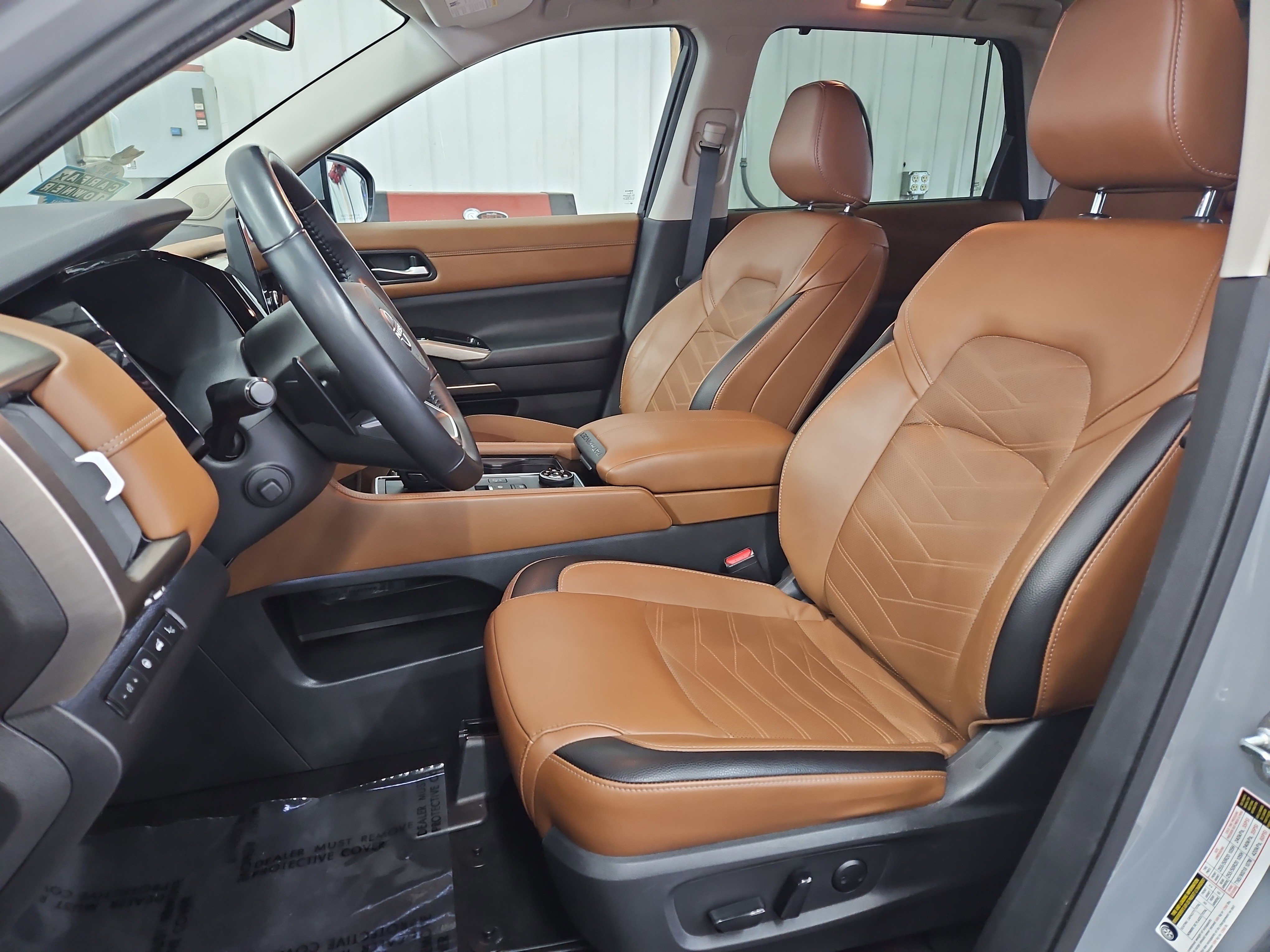 Used 2023 Nissan Pathfinder Platinum w/ Black Appearance Package image 8