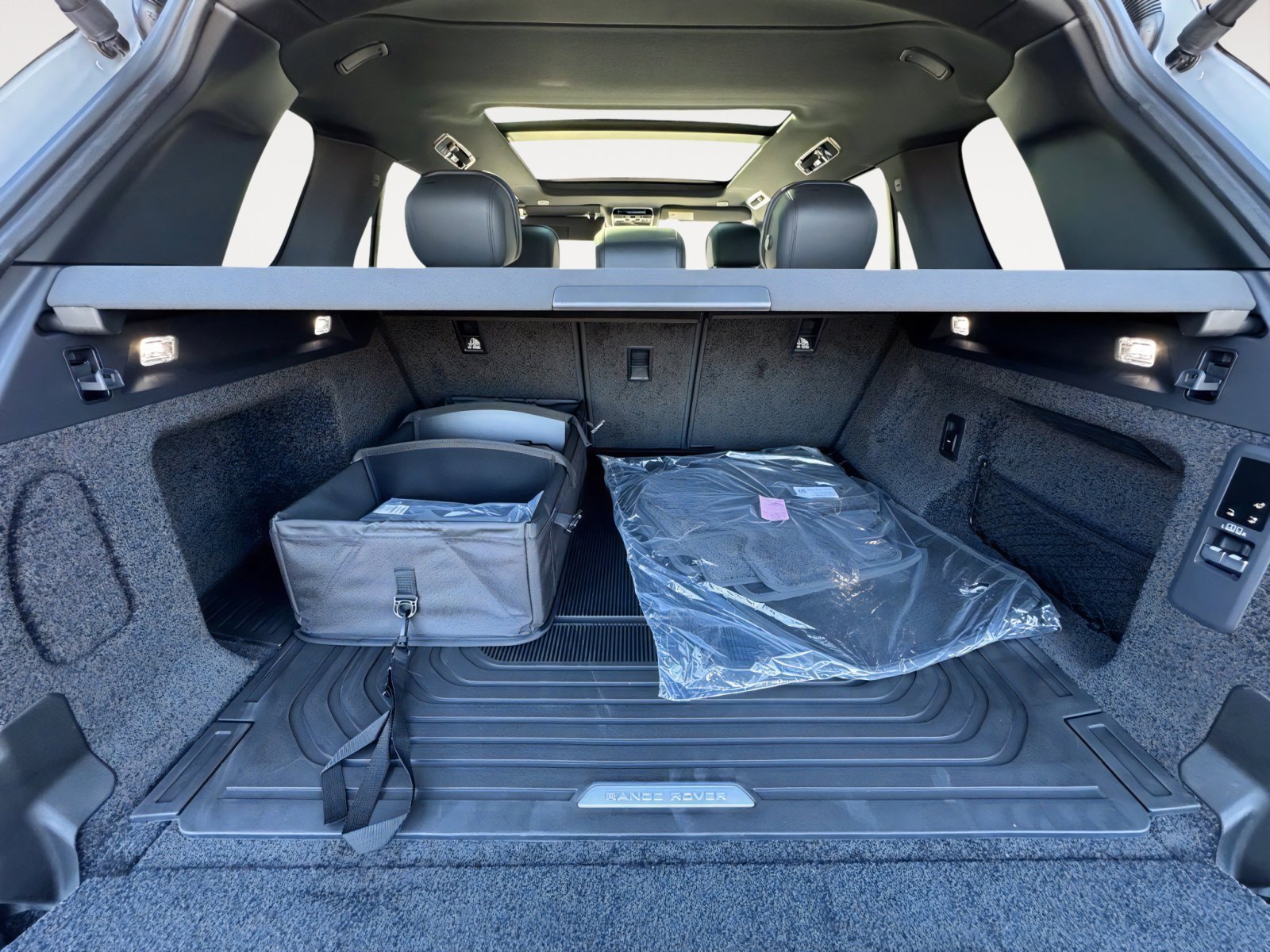 New 2025 Land Rover Range Rover SE image 16