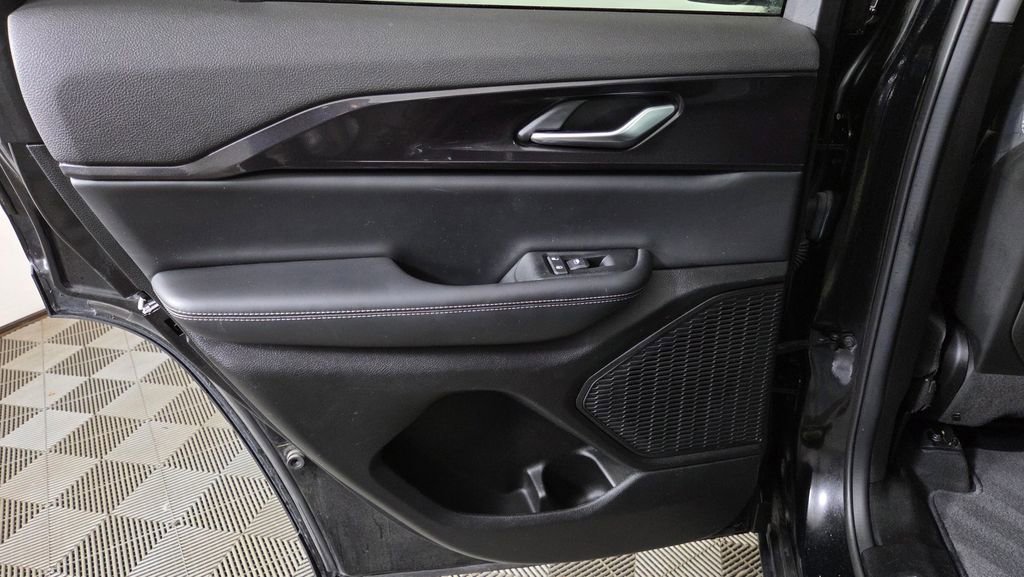 Used 2023 Jeep Grand Cherokee Laredo image 29