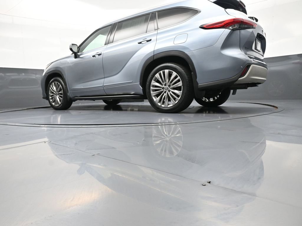 Certified 2020 Toyota Highlander Platinum w/ Preferred Accessory Package AWD/4WD image 35