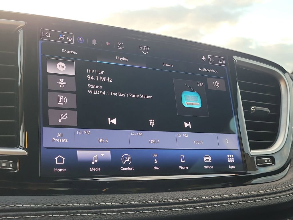 Certified 2025 Chrysler Pacifica Limited image 23