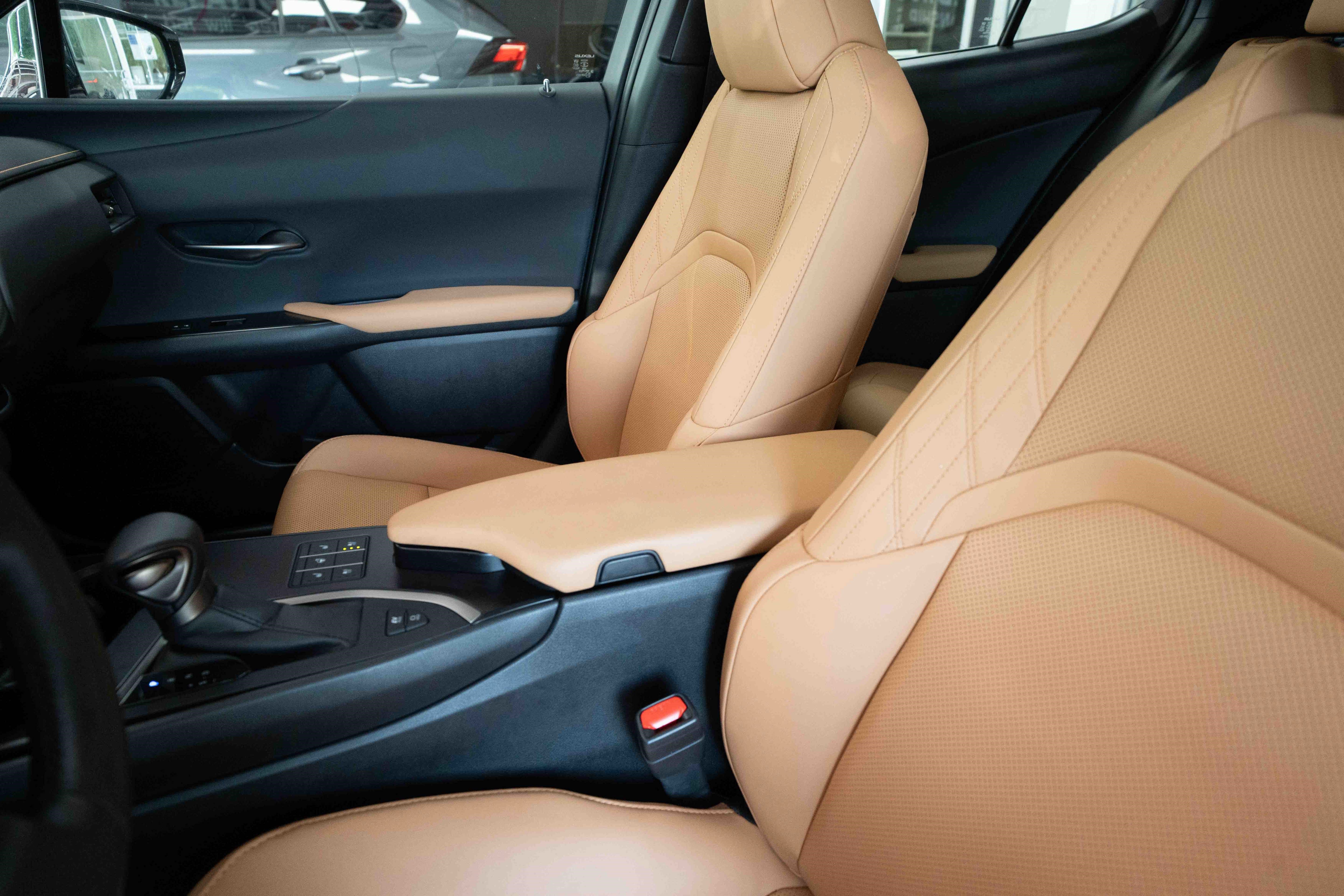 Used 2024 Lexus UX 250h AWD w/ Premium Package image 10