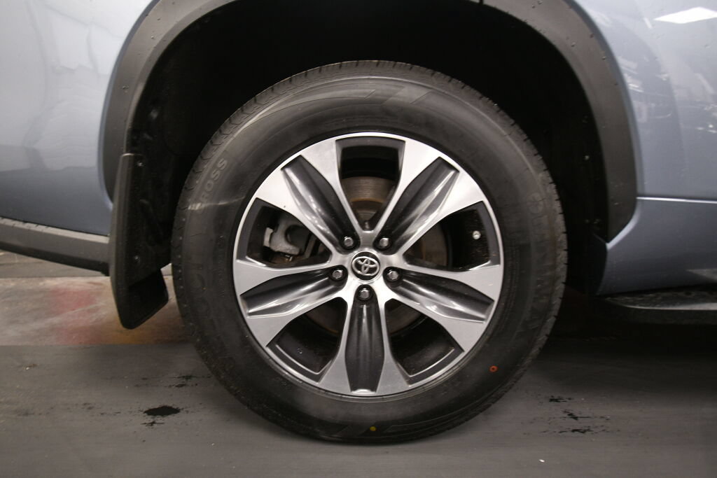Used 2023 Toyota Highlander XLE AWD/4WD image 35