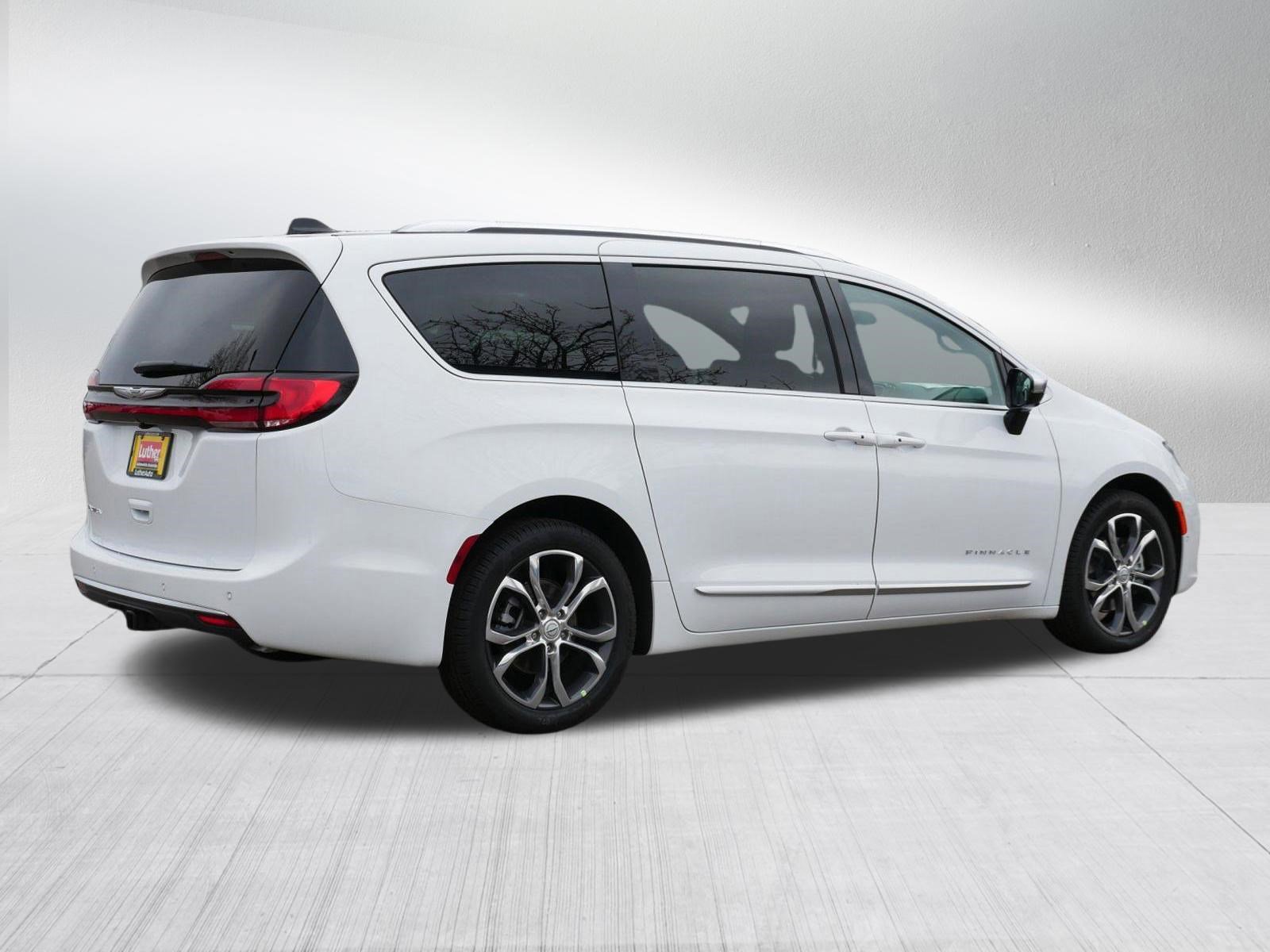 New 2026 Chrysler Pacifica Pinnacle w/ Trailer Tow Group FWD image 7