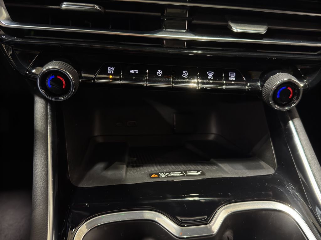 Used 2025 Chevrolet Traverse RS image 33