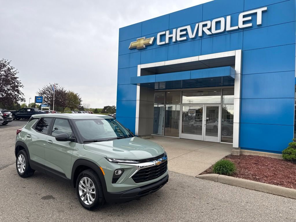 Used 2025 Chevrolet TrailBlazer LS w/ LS Convenience Package AWD/4WD image 1