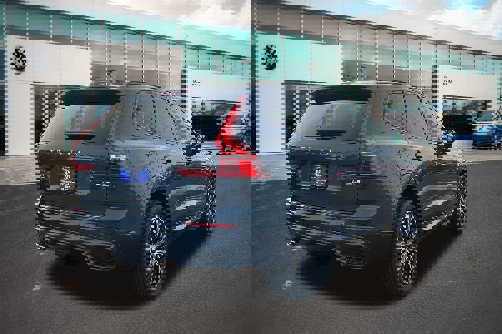 Used 2023 Volvo XC60 B6 Ultimate w/ Climate Package image 5