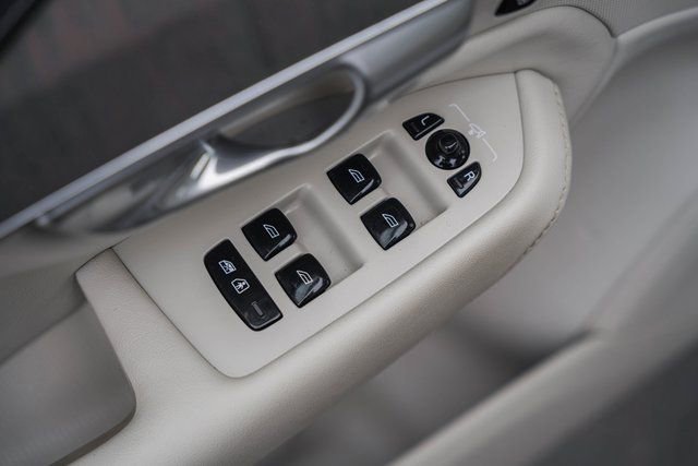 Certified 2023 Volvo XC90 B6 Ultimate w/ Protection Package Premier image 40