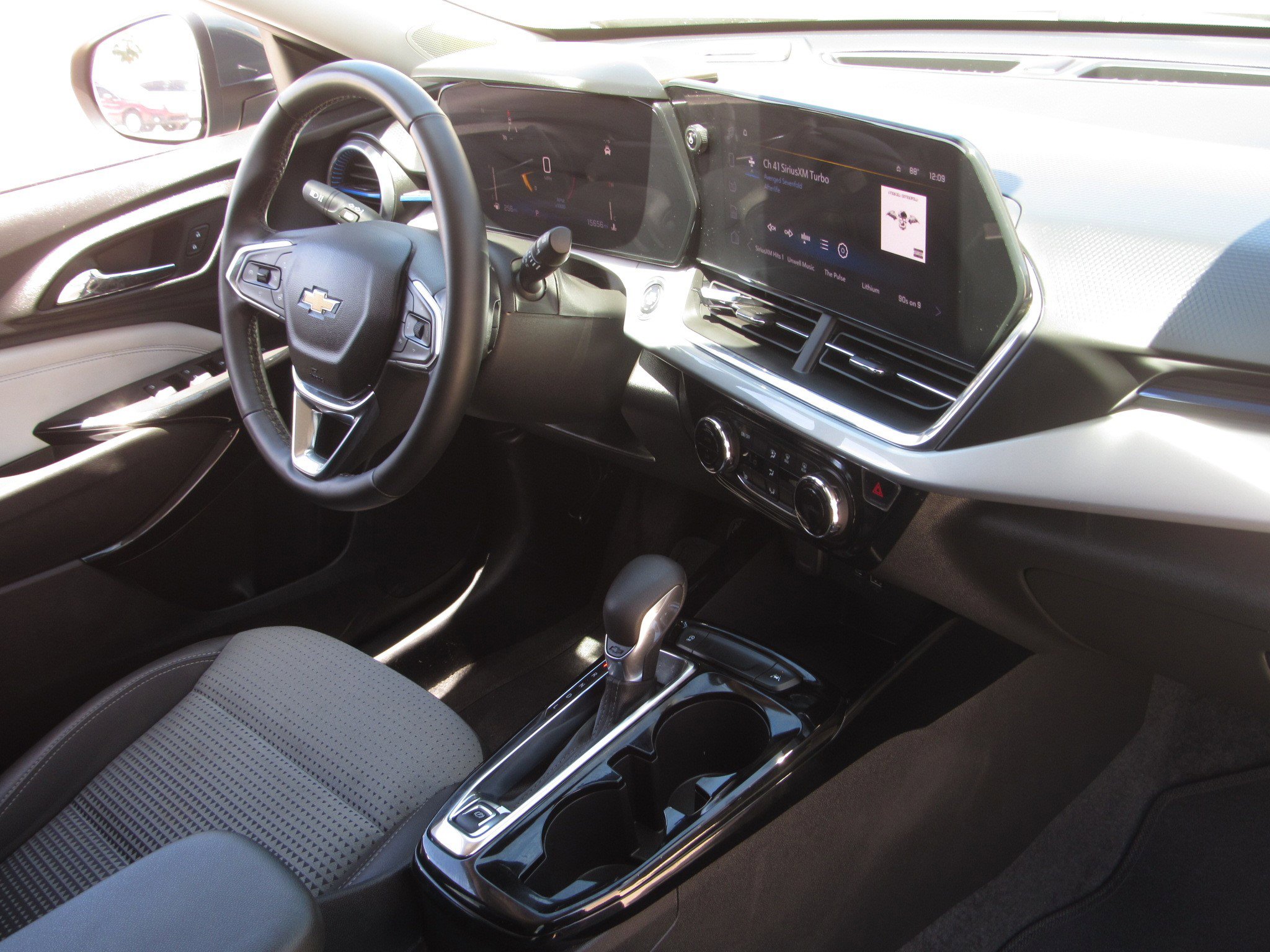 Used 2025 Chevrolet Trax LT w/ LT Convenience Package FWD image 9