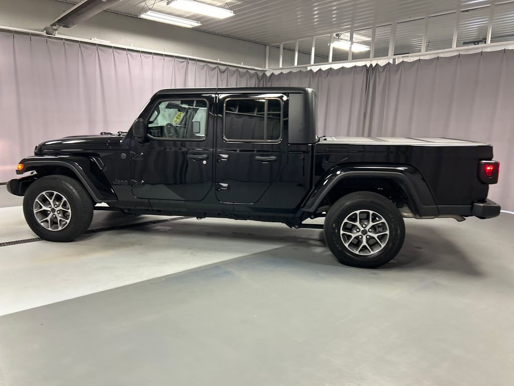 Used 2024 Jeep Gladiator Sport image 4