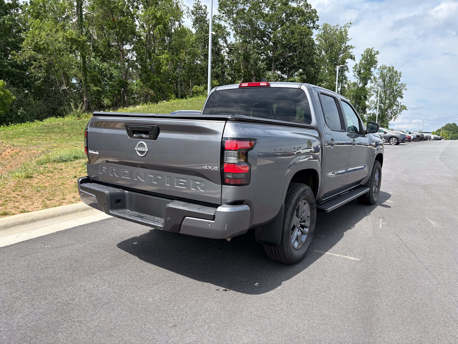 Used 2025 Nissan Frontier SV AWD/4WD image 9