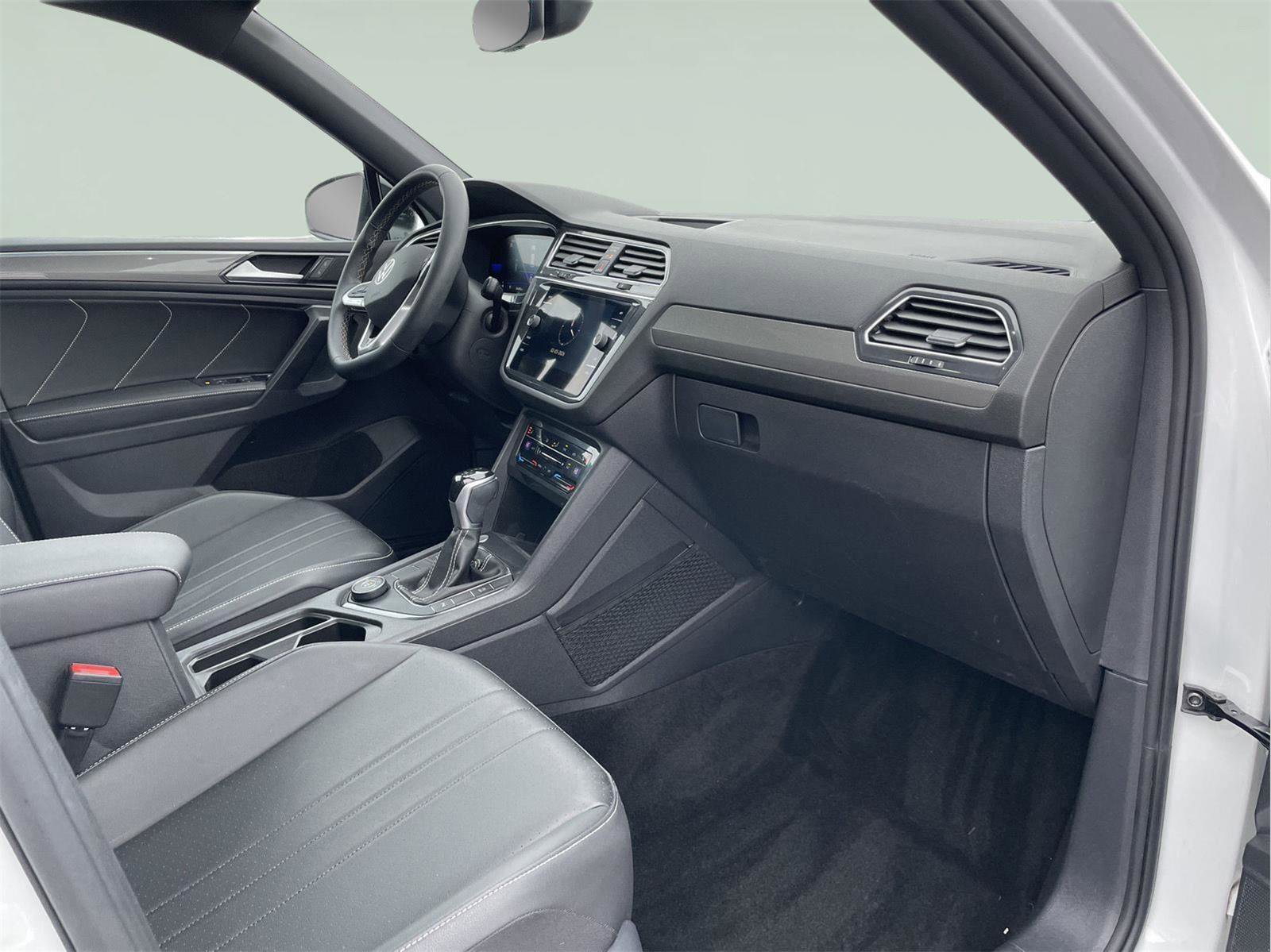 Used 2023 Volkswagen Tiguan SE R-Line image 20