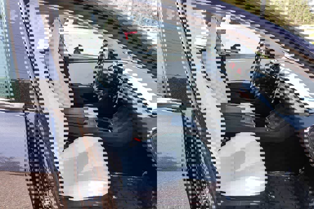 Used 2025 Tesla Model 3 Long Range RWD image 16