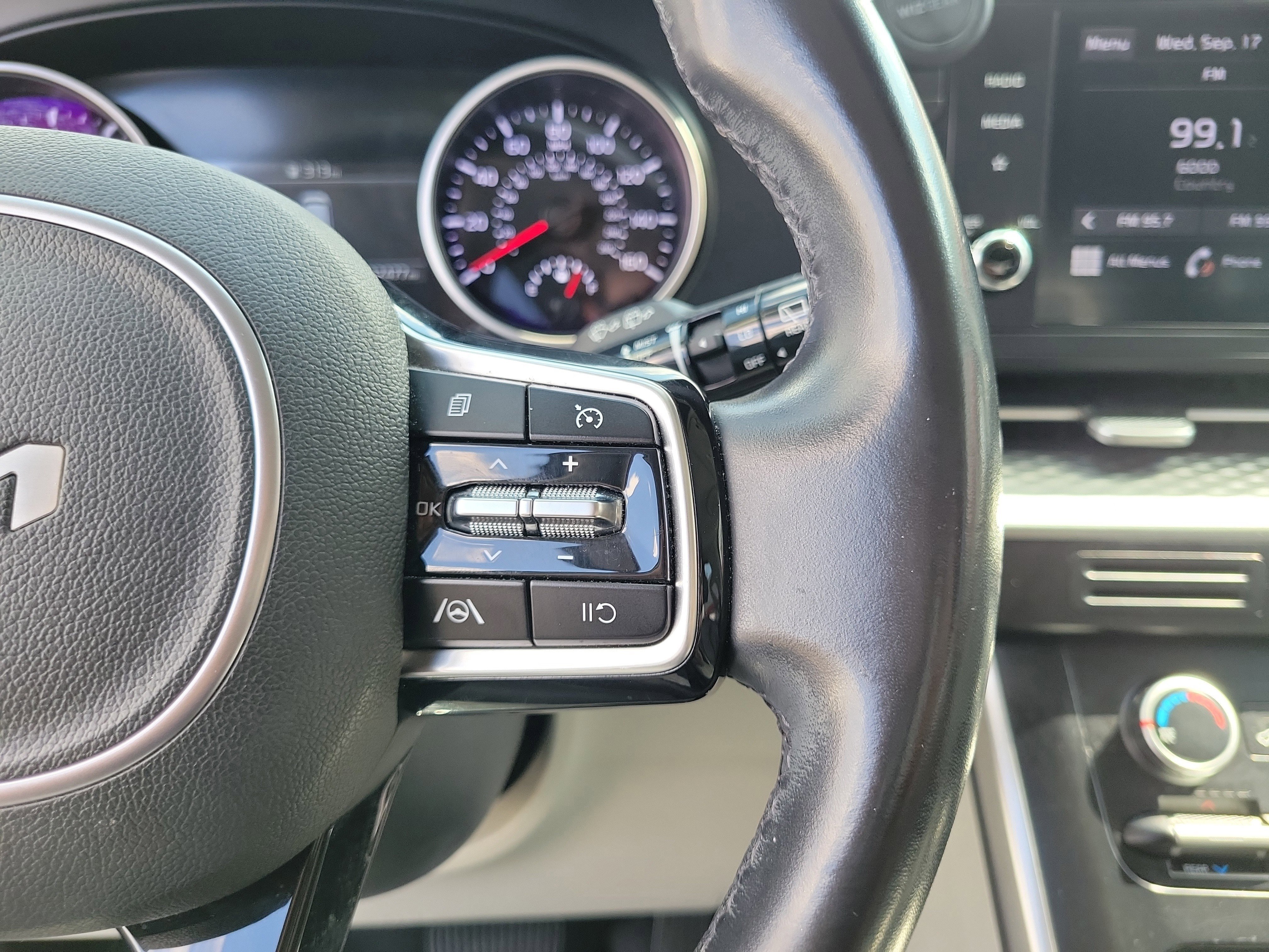 Used 2022 Kia Carnival LX image 23