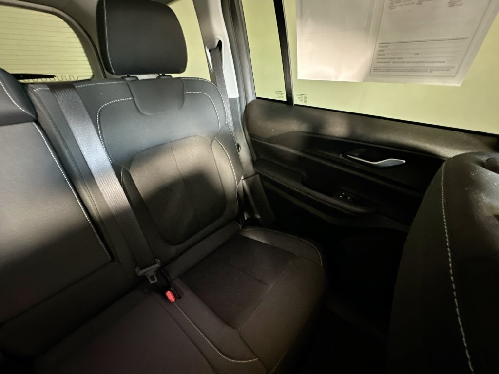 Used 2023 Jeep Grand Cherokee Laredo AWD/4WD image 14
