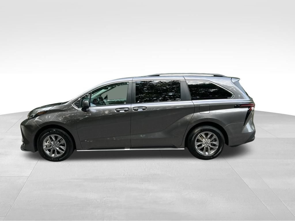Used 2024 Toyota Sienna XLE FWD image 2