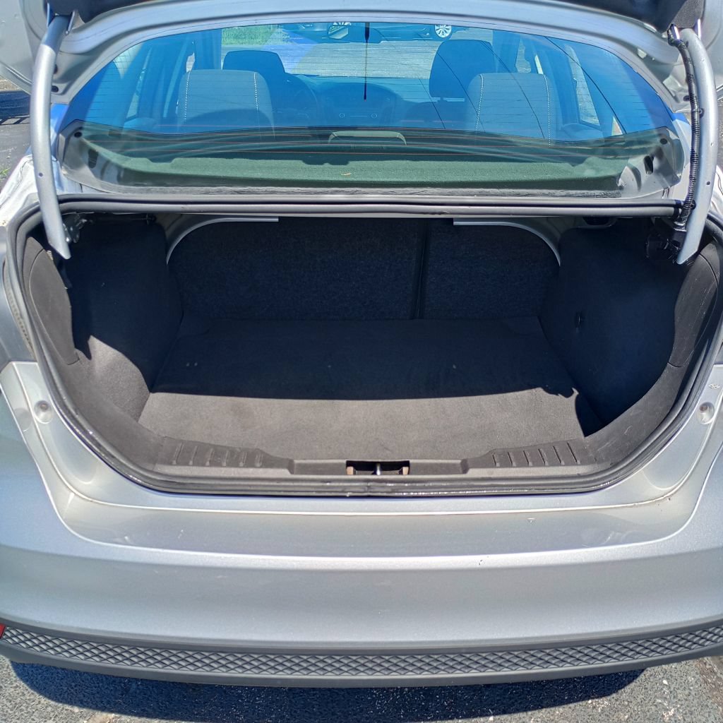 Used 2018 Ford Focus SE w/ Cold Weather Package FWD image 19