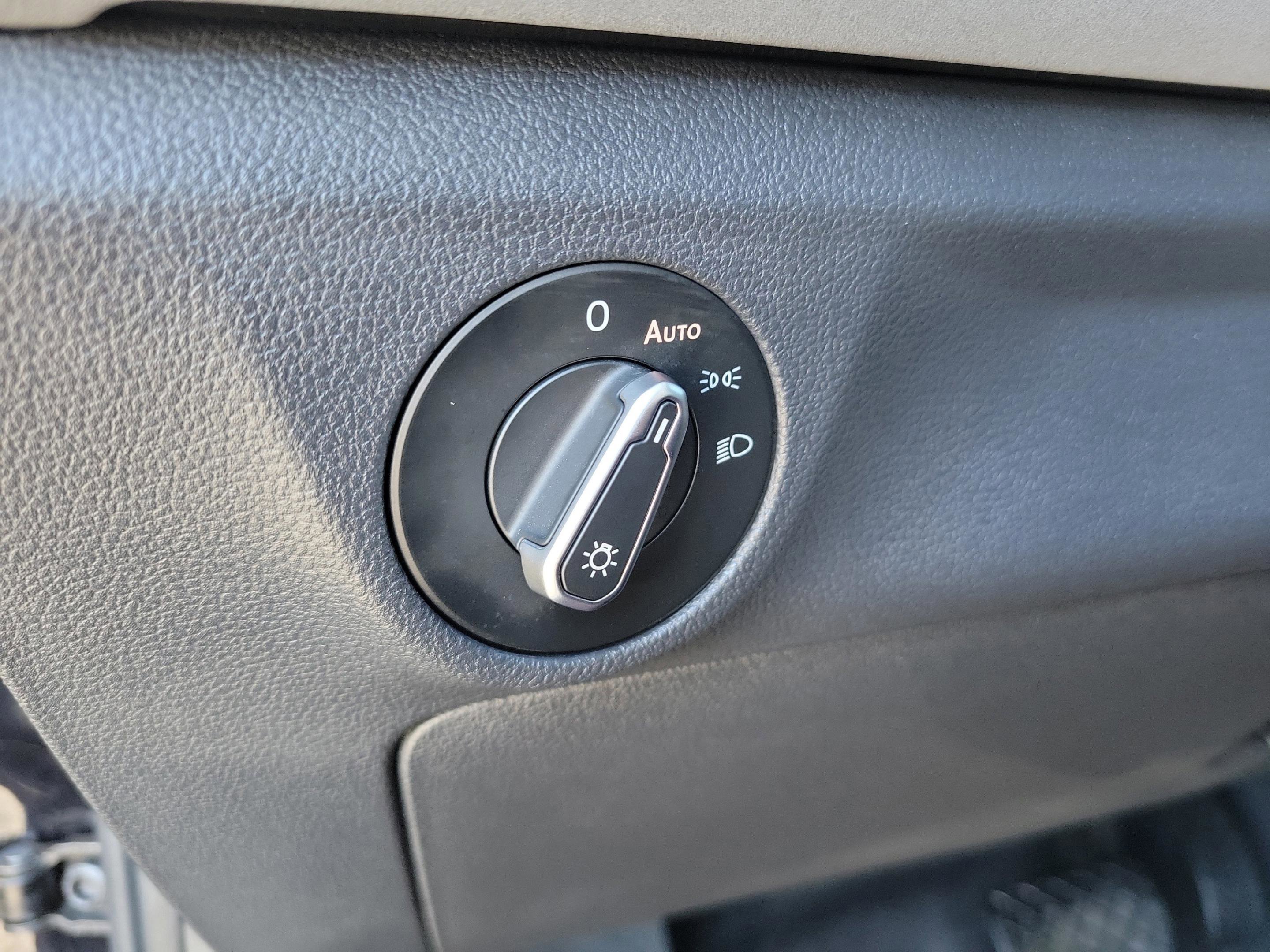 Used 2025 Volkswagen Jetta SE image 38