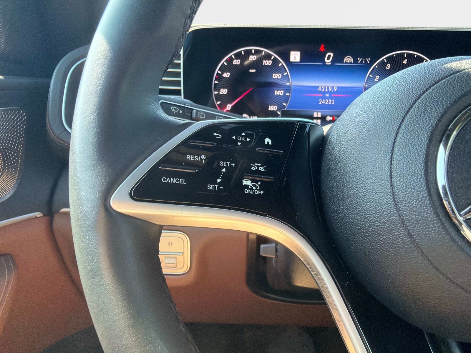 Used 2024 Mercedes-Benz GLS 450 4MATIC image 32