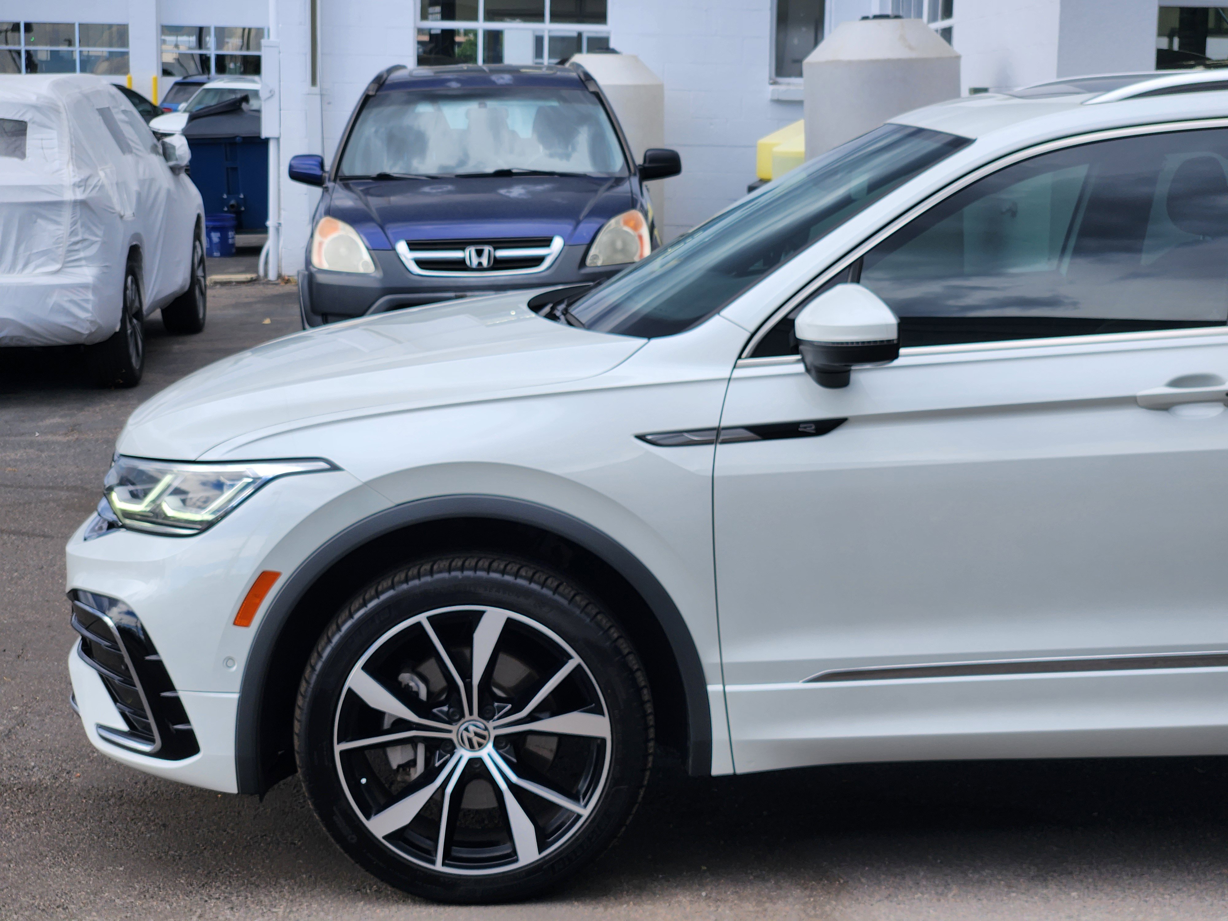 Certified 2022 Volkswagen Tiguan SEL R-Line image 2