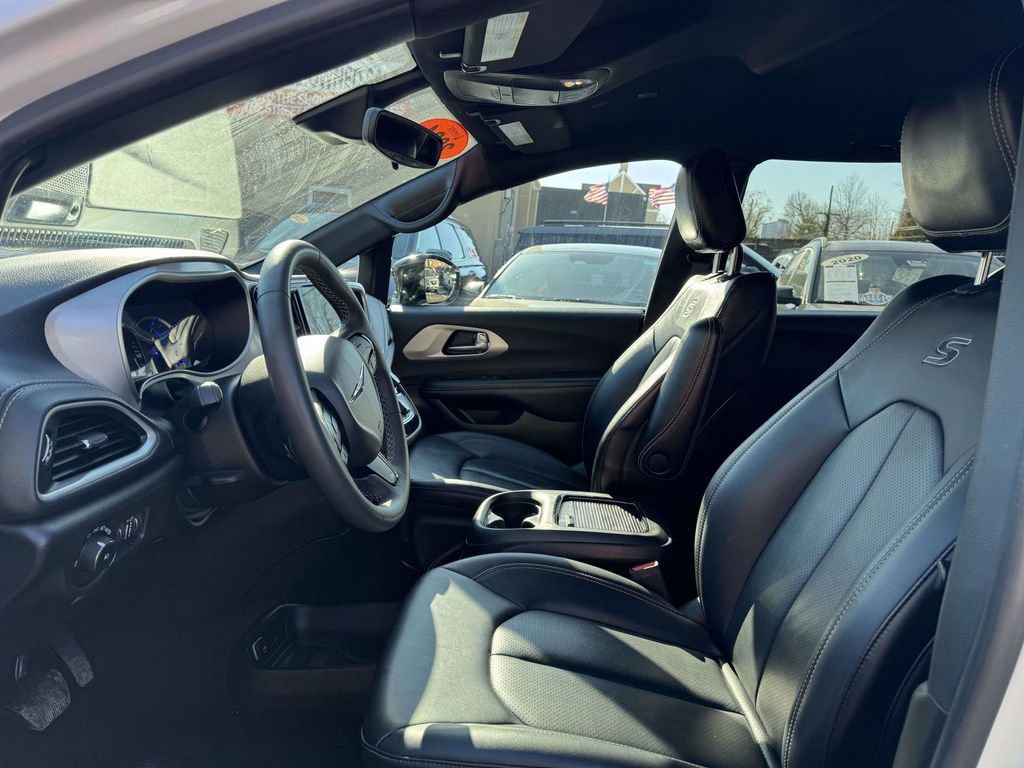Used 2024 Chrysler Pacifica Limited FWD image 16