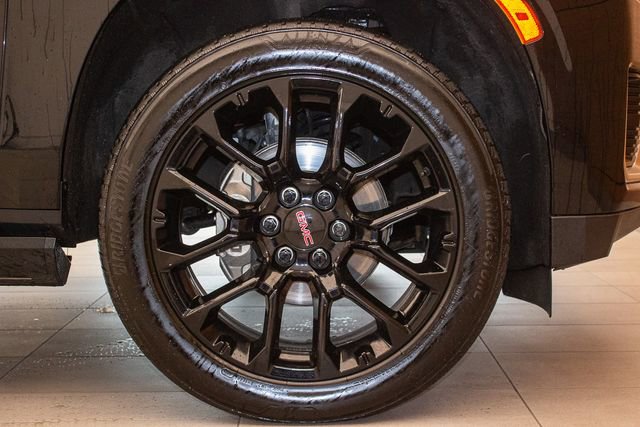 Used 2022 GMC Yukon XL Denali w/ Denali Premium Package AWD/4WD image 9