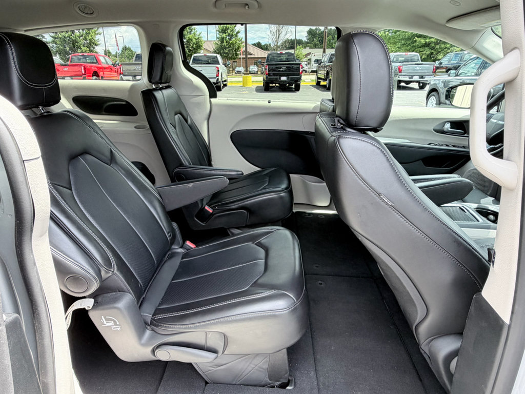 Used 2024 Chrysler Pacifica Touring-L FWD image 25