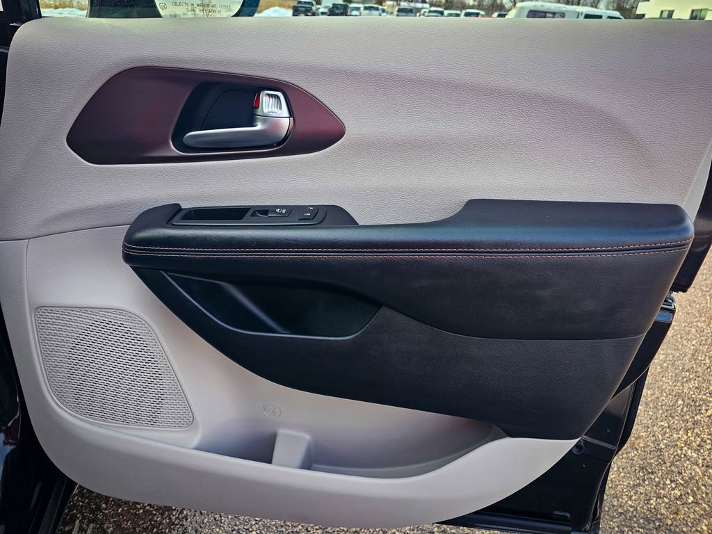 Used 2018 Chrysler Pacifica Touring Plus image 42