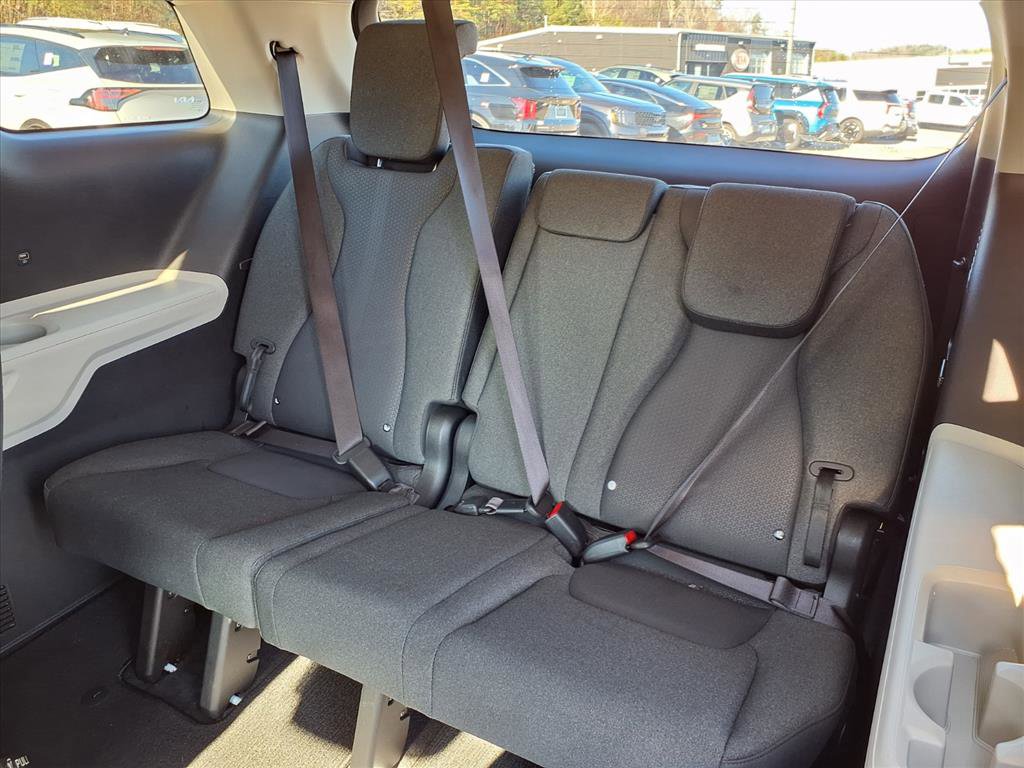 Used 2024 Kia Carnival LX image 10