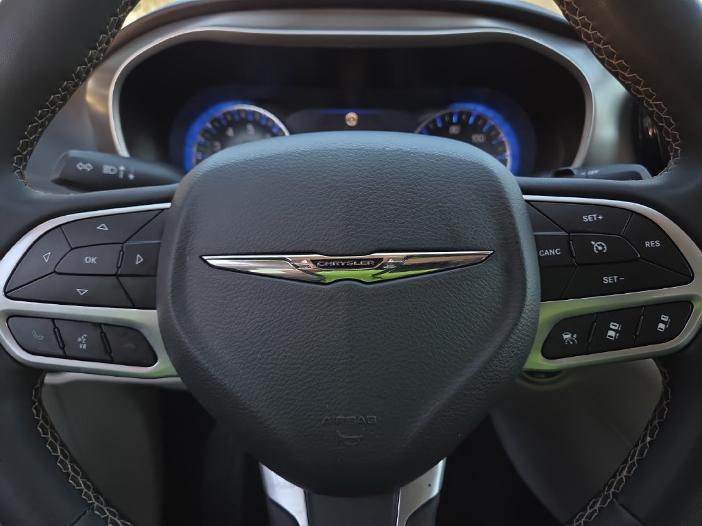 Used 2023 Chrysler Pacifica Touring-L FWD image 19