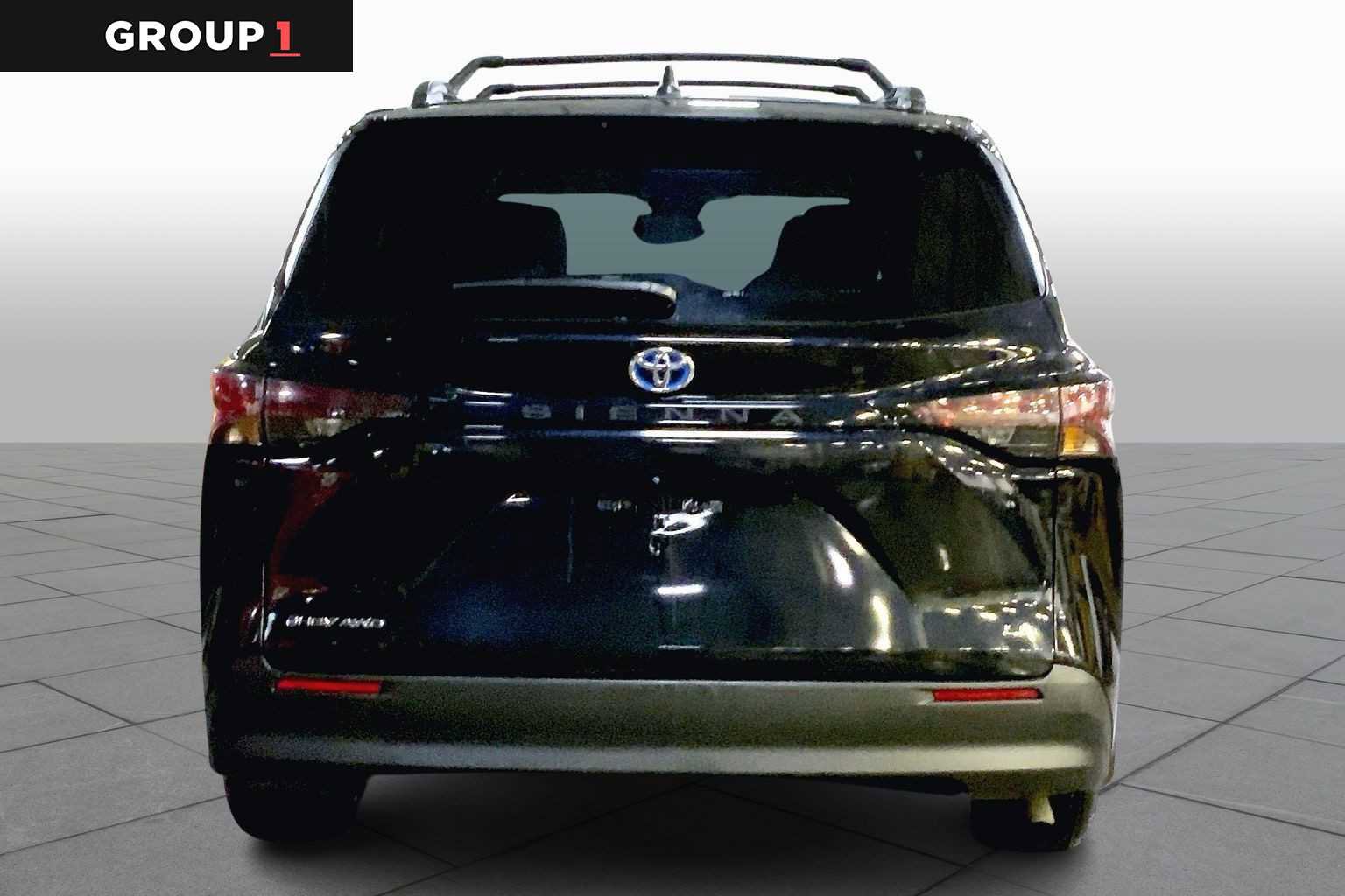Certified 2025 Toyota Sienna LE image 5