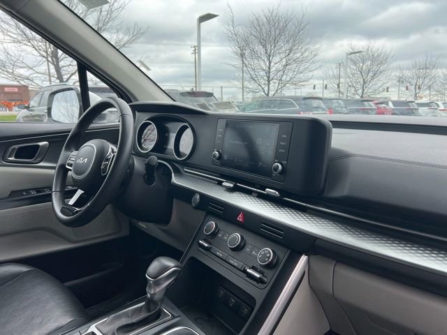 Used 2024 Kia Carnival LX FWD image 36