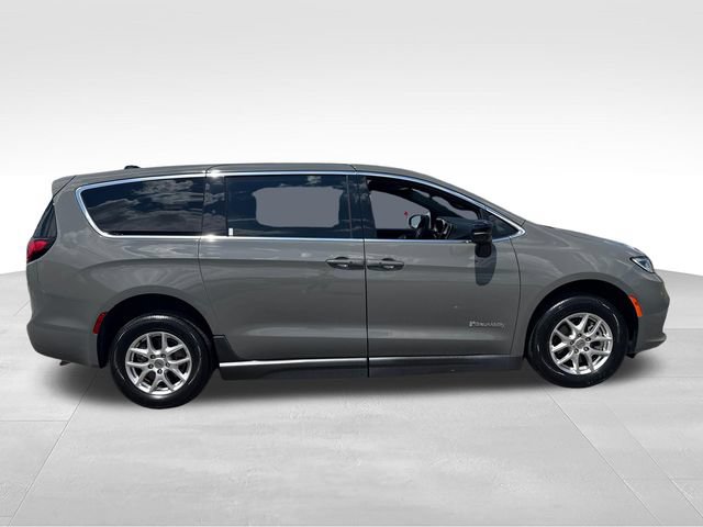 Used 2024 Chrysler Pacifica Touring FWD image 6