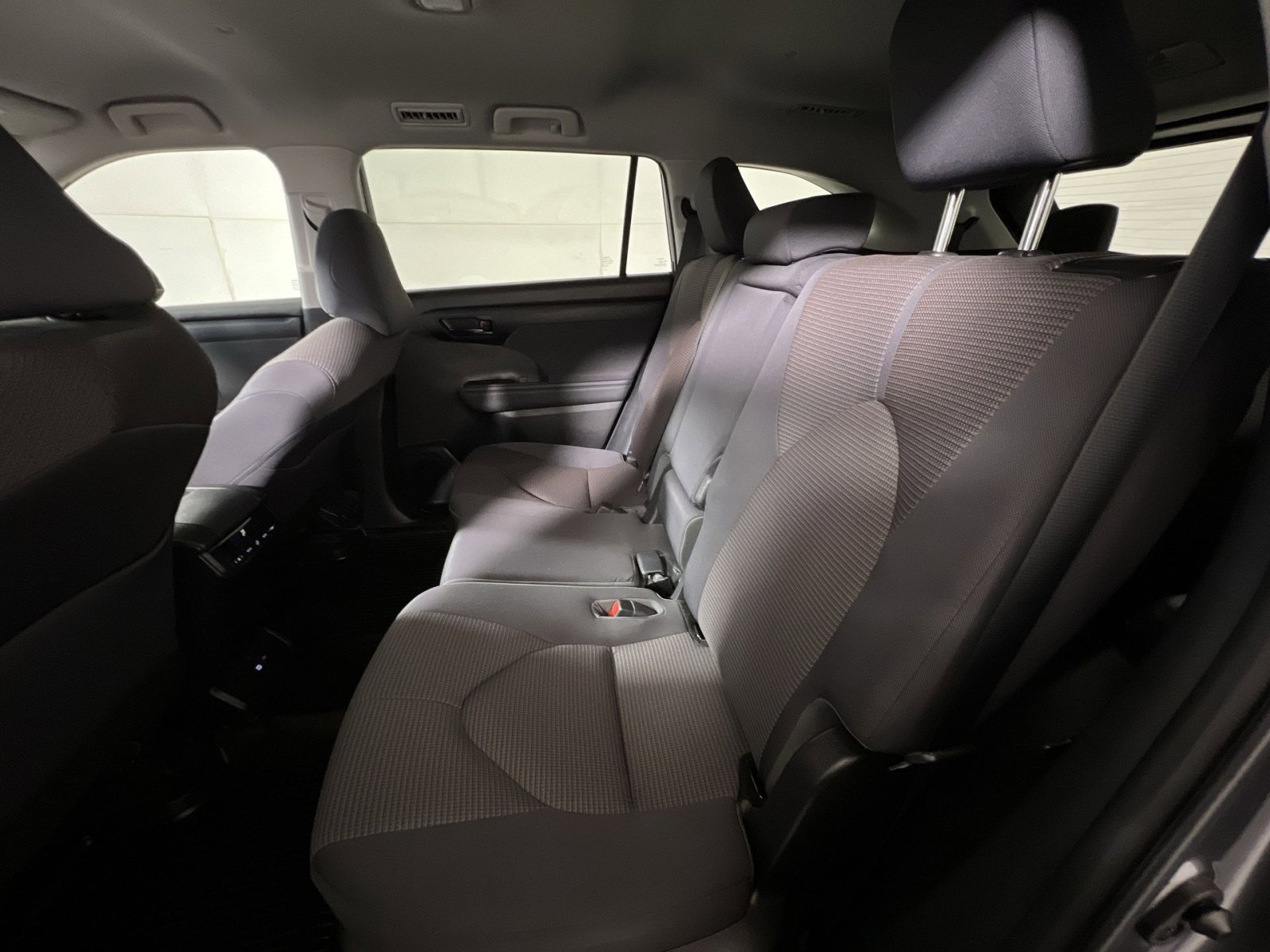 Used 2023 Toyota Highlander LE image 24