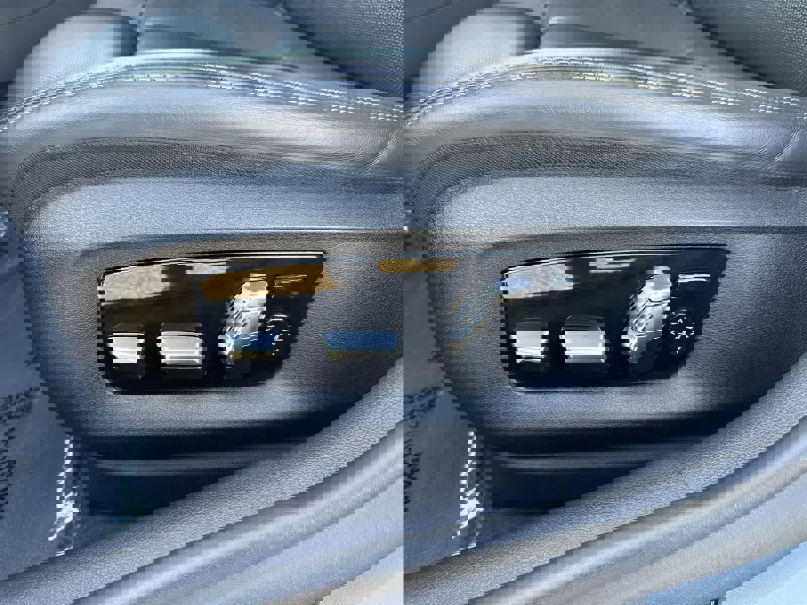 Used 2022 BMW M550i xDrive w/ Dynamic Handling Package image 24