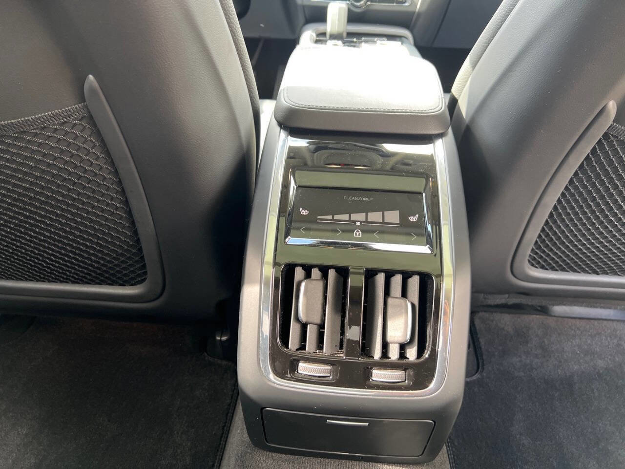 Used 2023 Volvo S90 B6 Plus image 17